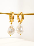 Load image into Gallery viewer, Momi Large Huggie Droplet Earrings
