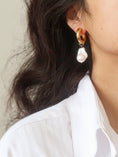 Load image into Gallery viewer, Momi Large Huggie Droplet Earrings

